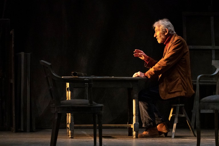 senora-de-rojo-sobre-fondo-gris-13