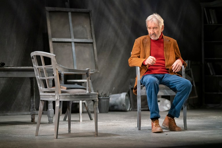 senora-de-rojo-sobre-fondo-gris-15